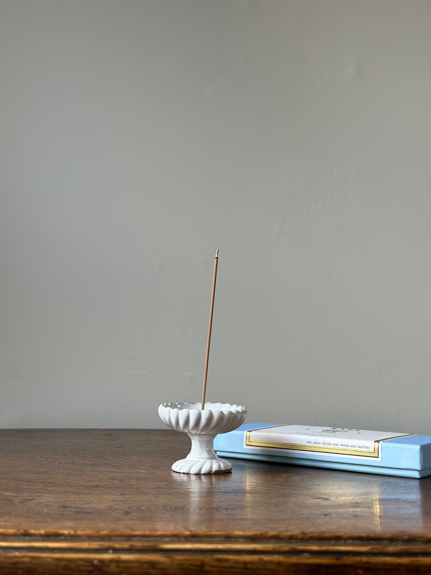 Peggy incense holder