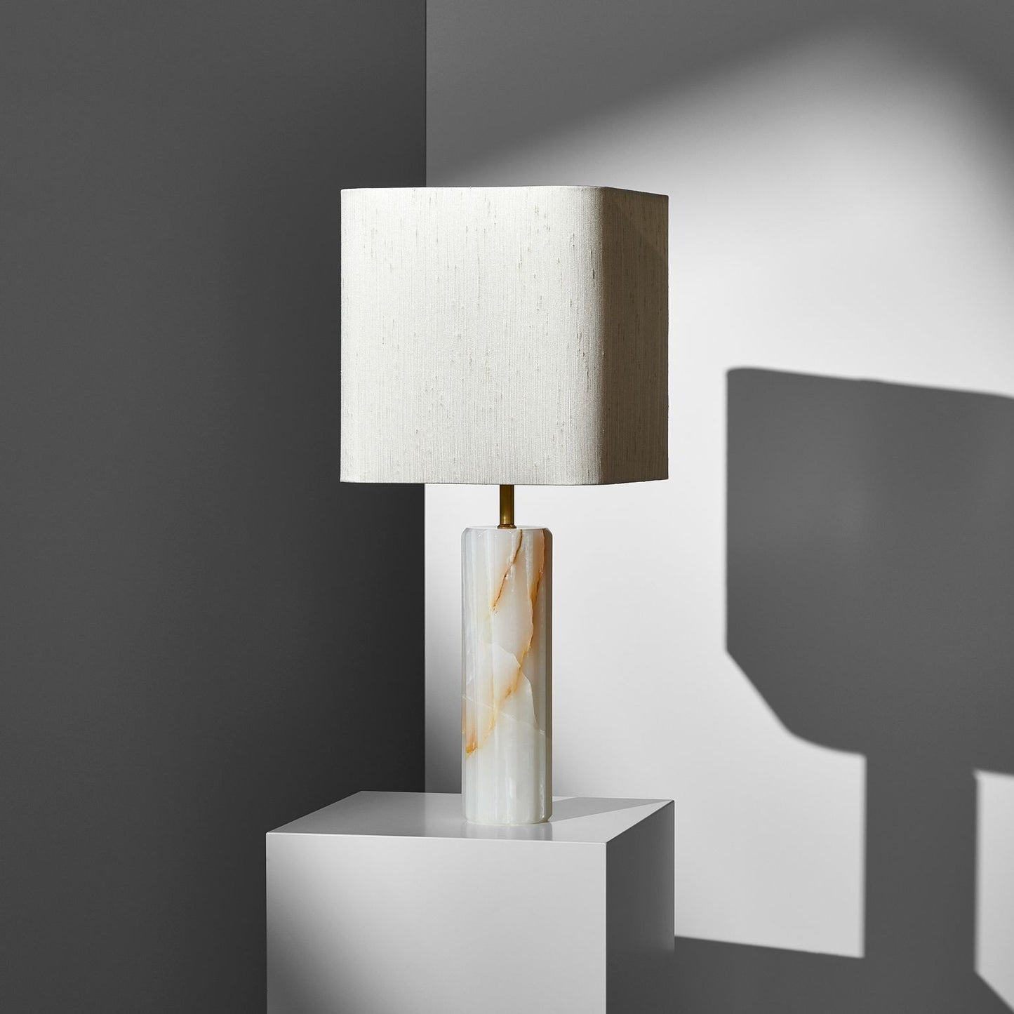 Proud Tablelamp White Onyx